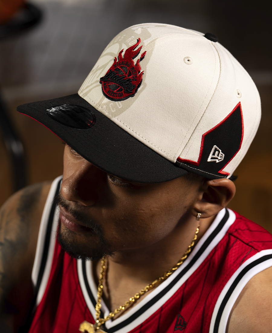 Modelo con jersey Diablos Rojos en cancha